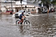 En algunos sectores del centro de Machala, las calles parecían piscinas.