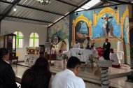 Devotos orando en la iglesia de Riobamba dedicada al Santo Hermano Miguel.