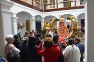 Turistas nacionales y extranjeros recorren la exposición floral en la Casa del Portal, uno de los espacios más visitados del circuito patrimonial.