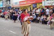 Delegaciones de danzantes llenaron de color y ritmo las calles de Guaranda durante el desfile del Pawkar Raymi.