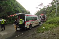 Personal de bomberos y ambulancias atiende a los heridos tras la caída de una buseta.