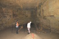 VISITANTES RECORREN LA CUEVA Y OBSERVAN LA PARTE SUPERIOR DONDE SE CREE DESCANSA LA CHAMÁN QUE PROTEGE EL LUGAR.

AG-EXTERNO