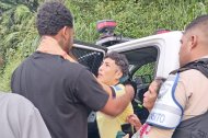 Juce Lugares es contenido por familiares y agentes de tránsito tras el accidente que cobró la vida de su hija, en una escena marcada por dolor y solidaridad.