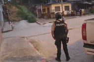 Agentes de la Policía Nacional resguardan la escena del crimen en el barrio Santas Vainas, donde un joven de 24 años fue asesinado a tiros cerca de una unidad educativa.