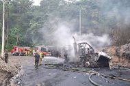Bomberos de Limón Indanza y Santiago trabajaron durante más de cinco horas para controlar el incendio provocado tras el volcamiento de un tanquero en la vía del sector Valle del Castillo.