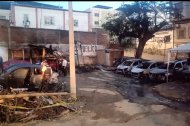 Siete vehículos quedaron afectados por el atentado. Tres de ellos quedaron destruidos por completo.