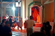 Familiares se congregan frente a la gruta de la Virgen para encender velas y orar por sus desaparecidos.