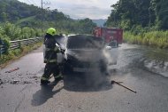Bomberos de Esmeraldas sofocan un incendio vehicular en San Mateo. La rápida intervención evitó la propagación del fuego y no se reportaron heridos.