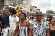 David Valencia, de camiseta negra, encabeza el cortejo fúnebre de su madre, “Mami Lucha”, acompañado por familiares y vecinos en un emotivo recorrido por las calles de Quinindé.