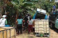 Policías y comuneros inspeccionan tanqueros y recipientes con combustible irregular tras un nuevo caso de extracción ilícita.