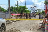 La mujer cayó en la vereda tras los impactos de bala.