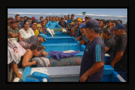 En la playa, familiares de las víctimas lloraron al ver los cuerpos.