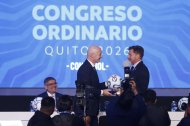Gianni Infantino, presidente de la FIFA (i) y Alejandro Domínguez, titular de la Conmebol, trataron en Quito diferentes temas e ideas de interés para la región