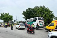 Uno de los siniestros dejó a un motociclista fallecido tras ser arrollado por un bus; horas después, dos jóvenes murieron en una vía rural.