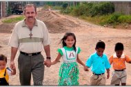 Pedro Manuel Salado, misionero del Hogar de Nazaret, caminando junto a los niños que cuidaba en Quinindé, reflejo de su entrega y vida compartida con ellos.