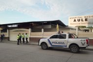 Agentes de la CTE y la Policía resguardan el hospital de Daule tras el ataque armado.