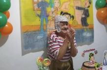 Anciano cumplió 92 años y se vistió de su personaje favorito: El Chavo del 8.