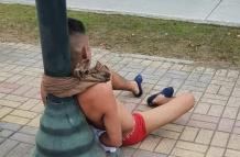 El hombre fue amarrado a un poste de alumbrado público.