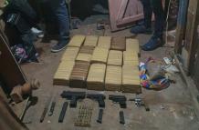 La policía encontró 15 bloques de marihuana  y cuatro armas.