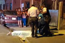 El cuerpo quedó sobre la calzada. La Policía llegó al sitio del suceso.