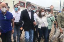 El candidato presidencial Guillermo Lasso fue a sufragar junto a su familia.