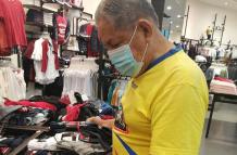 Don Hugo Quimí se llevó 5 pares de medias y otras prendas de ropa.