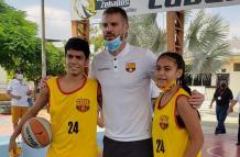 El portero de Barcelona, Javier Burrai, dejó el fútbol a un lado, por un momento, para jugar basquetbol.