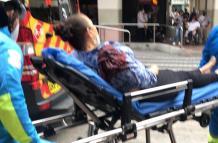 La herida fue embarcada en una ambulancia y llevada a un hospital.