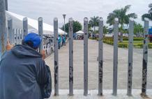 Un día después de la matanza, los familiares esperaban afuera de la morgue.