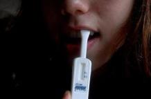 Sale al mercado la primera prueba que usa saliva para detectar el VIH en casa