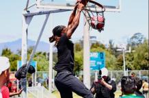 Jimmy Buttler jugó en el parque La Carolina de Quito