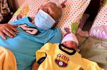 Luciano Macías y su bisnieto Dante, a quien ya se lo imaginó en la alineación del  Barcelona.