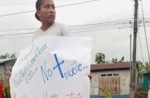 Cierran carretera que une Quinindé con Esmeraldas para exigir arreglos