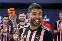 Sergio Kun Agúero vistiendo la camiseta de su equipo Kunis Sport.