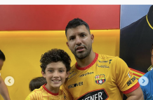 Daniel Fernández y Sergio Kun Agüero antes que le argentino le pida que se haga un nuevo look.