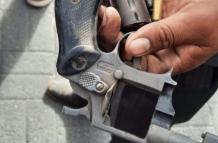 El arma que se les encontró a los supuestos sicarios.