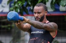 Leonai Souza de Barcelona, en pleno entrenamiento para el partido ante Mushuc Runa.