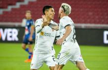 Sebastián González y Ángel González en el festejo del empate de Liga de Quito.