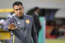 El técnico de Aucas, César Farías, es castigado por una acción violenta.