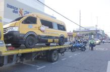 El vehículo escolar quedó virado sobre la calzada. Luego fue retirado por una grúa.