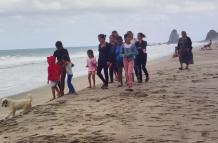 personas en la playa