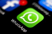 Vista el logo de la aplicación de mensajería WhatsApp en un teléfono móvil, en una fotografía de archivo. EFE/Ritchie B. Tongo