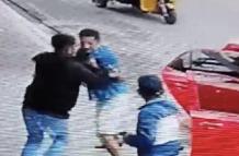 El sujeto fue llevado en un carro color rojo.