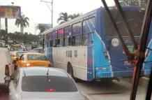 Acto. La imagen del bus que invadió la acera se viralizó en X (antes Twitter).