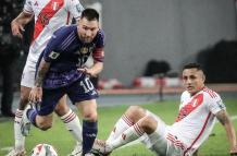 Lionel Messi dejó en el piso a dos jugadores peruanos.