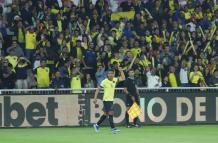 Ángel Mena celebró el gol con la hinchada tricolor.