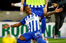 Celebración de Pervis Estupiñan luego de marcar su primer gol con el Brighton.