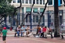 Hombres disfrutaban de un momento ameno con bebidas dentro del Malecón 2000.