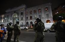 El estado de excepción les otorga facultades a los militares.