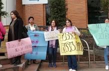 profesores y allegados de la víctima llegaron hasta el Complejo de Justicia del Azuay para exigir justicia para Anahí.